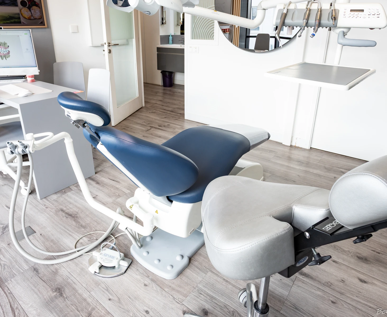 Fauteuil de soins bleu et unit dentaire de la salle d’orthodontie