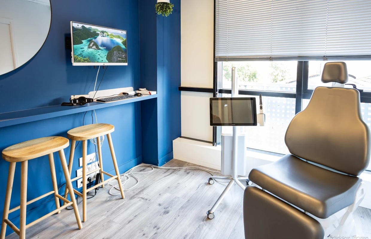 Poste de soins équipé d’un écran tactile et d’un fauteuil d’orthodontie